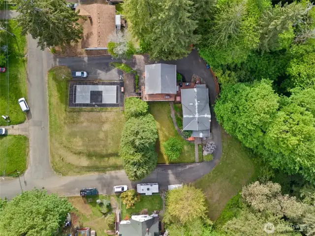 Eagle's eye view.  Note the continuous driveway encircling the structures.