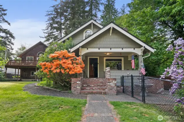 Enjoy the seclusion of multiple lots right in the middle of Shelton.