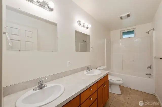 Full hallway bath