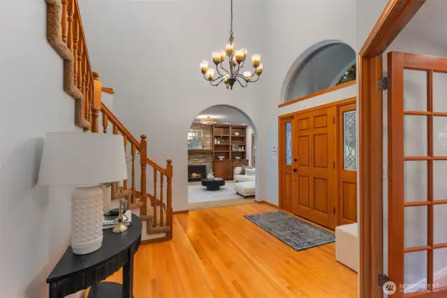 Spacious foyer w/ chandelier and natural hardwoods