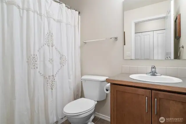 Full guest bathroom with shower/tub combo.