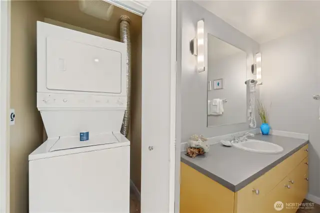 Guest bathroom w/ stackable washer/dryer next to kitchen