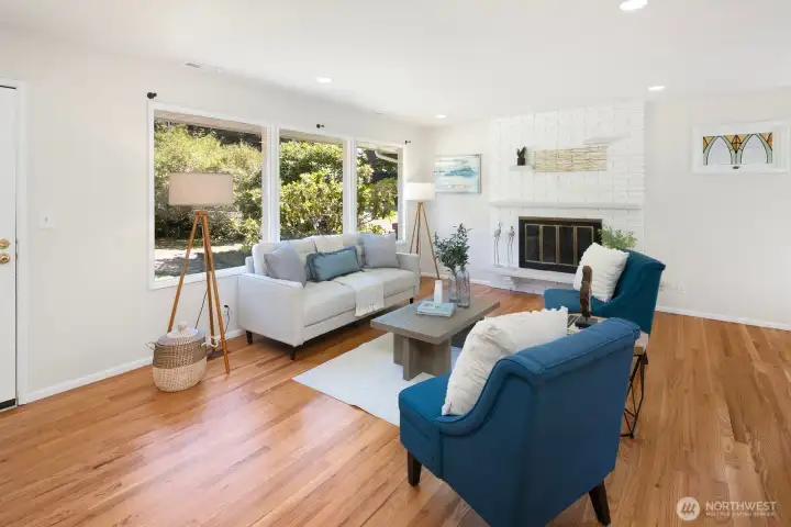 Plenty of light in the living room thanks to large windows.