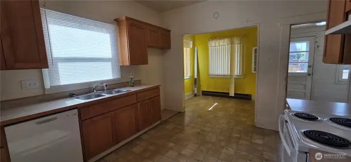 Large kitchen, endless possibilities.