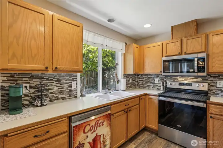 Kitchen with tile backsplash