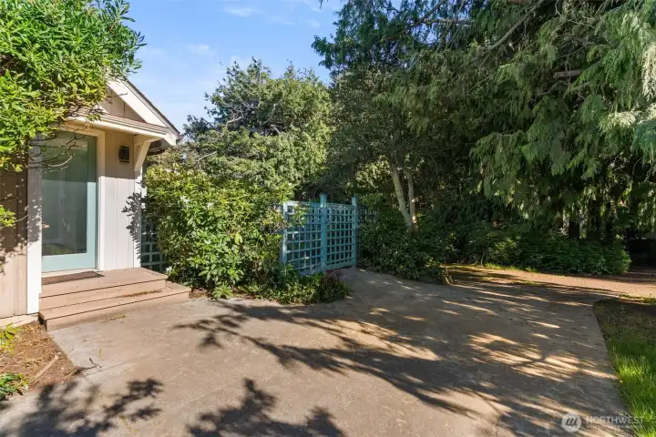 Private Driveway and entrance to the house