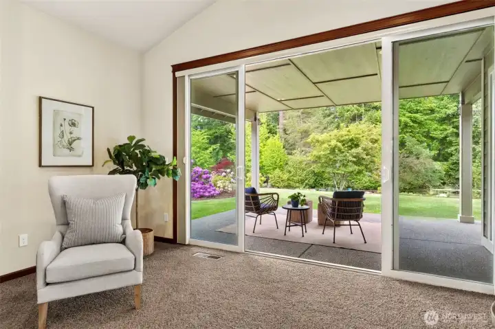 Large double slider with collapsable honeycomb screens