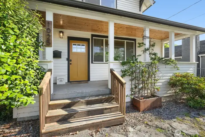 The gorgeous door color is doing a lot of the talking here, and it's saying "come on in." The gorgeous door color is doing a lot of the talking here, and it's saying "come on in."