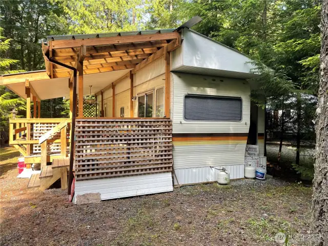 Has a nice large covered deck
