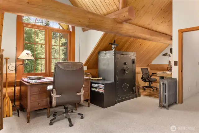 Office nook in 2nd bedroom.
