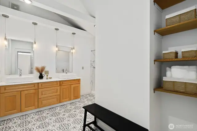 Clean, bright ensuite bath in the primary suite.