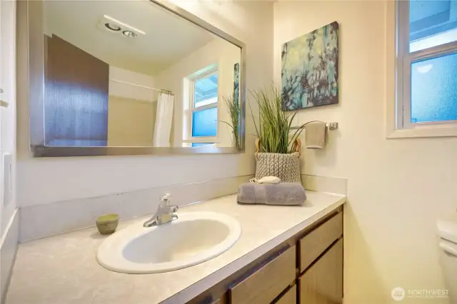 Unit B upstairs full bath