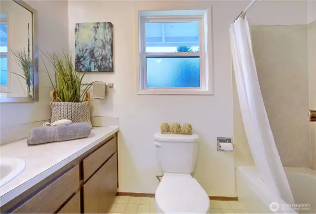 Unit B upstairs bath