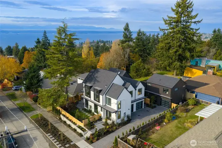 Centrally located in Gatewood, close to parks, schools, local restaurants and bars.