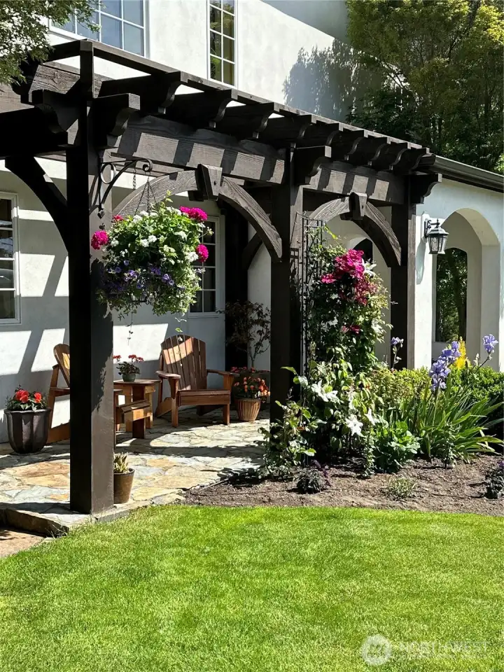 Spring to Fall blossoms in this garden