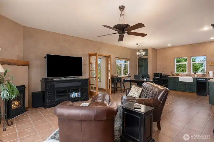 Oversized family room / guest suite greatroom / office / Studio? Many options!