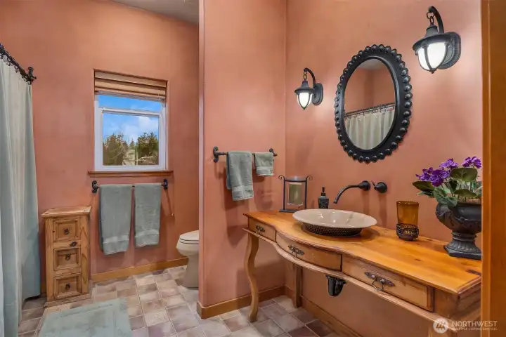 Full bathroom in the Guestsuite.