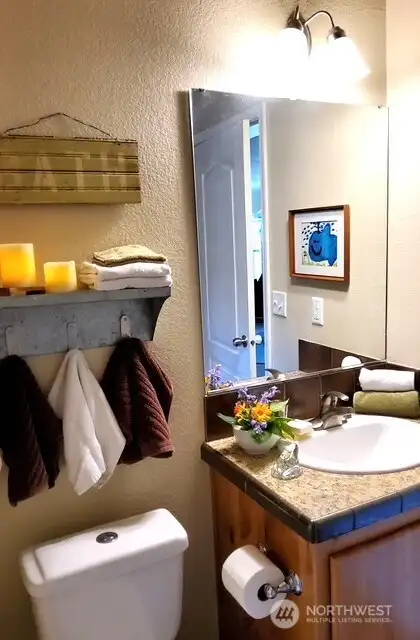 Convenient full bath located in the hall just off the guest bedroom. Convenient full bath located in the hall just off the guest bedroom.