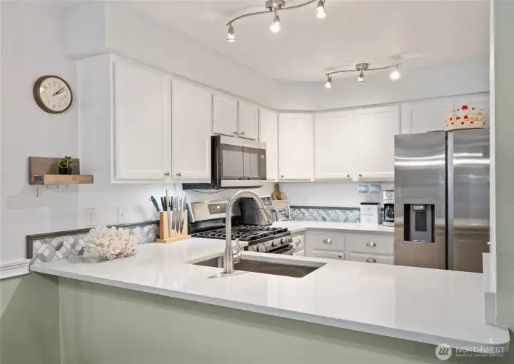Quartz counters, gas cooking, and just the right amount of style  This kitchen shows up—clean, bright, and ready for everything from quick meals to hosting