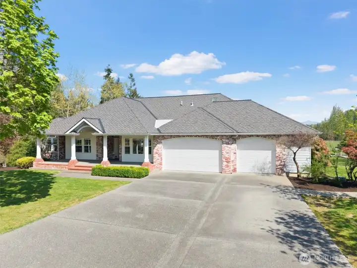 Welcome to 929 E Hemmi Rd!