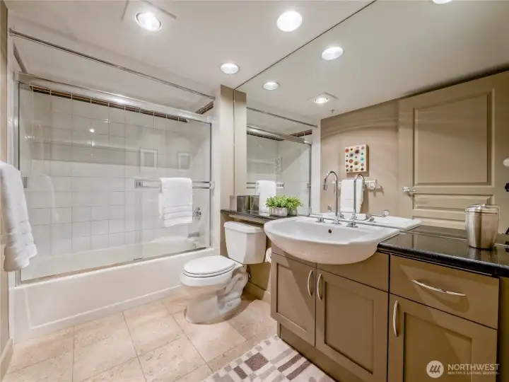 Stone. Warmth. Absolute stillness. A bathroom that turns your morning into the best part of your day.
