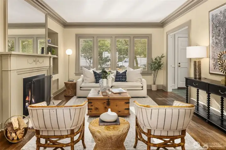 Living room faces south into the fenced in yard and front patio. Living room faces south into the fenced in yard and front patio.