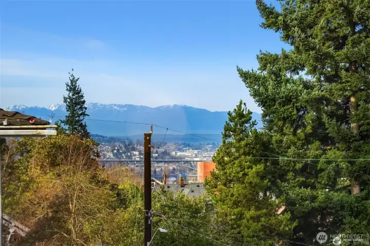 Mountain views of cascades all around. Mountain views of cascades all around.
