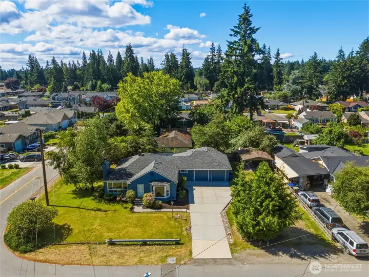 10,890 SF corner lot provides plenty of space in great neighborhood