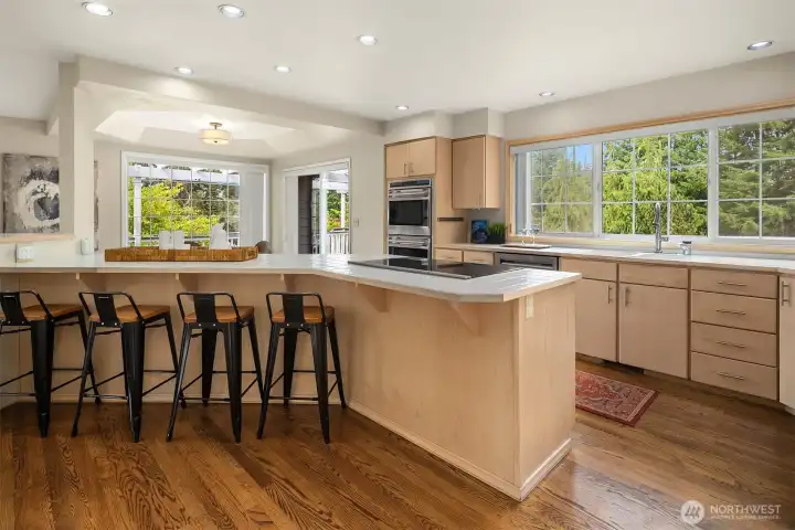 Breakfast bar for casual dining and extra seating. Breakfast bar for casual dining and extra seating.