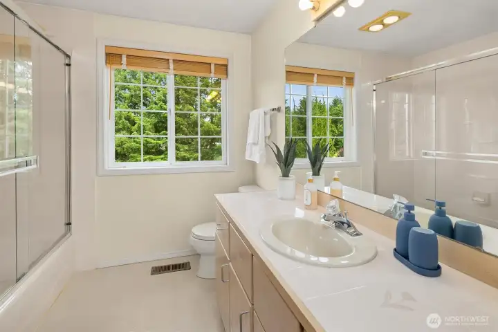 Upstairs spacious full bath off the hallway. Upstairs spacious full bath off the hallway.