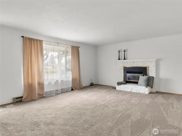 Livingroom with gas fireplace insert
