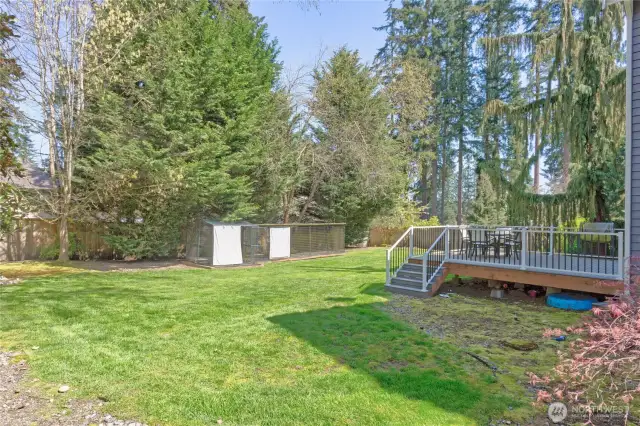 Spacious deck and dog kennel included