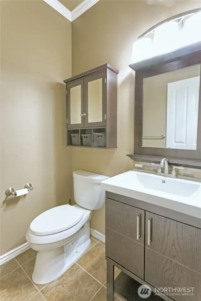 Main floor 1/2 bath