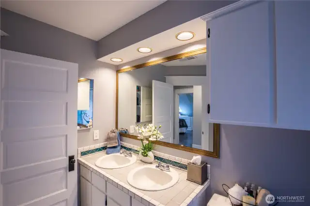 Another view of the full upstairs bathroom.