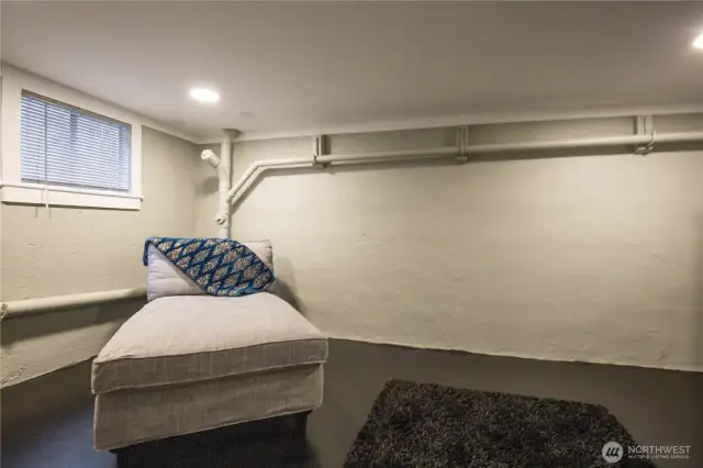 Use your imagination for this flex space, light and bright.