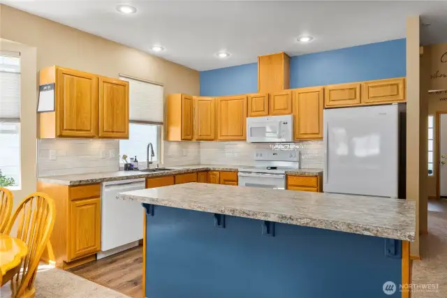 Lots of cabinet space in the kitchen!
