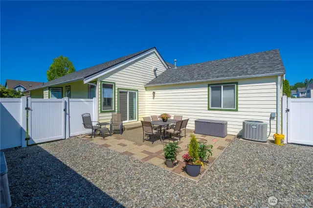 Back yard, fenced and ready for you!