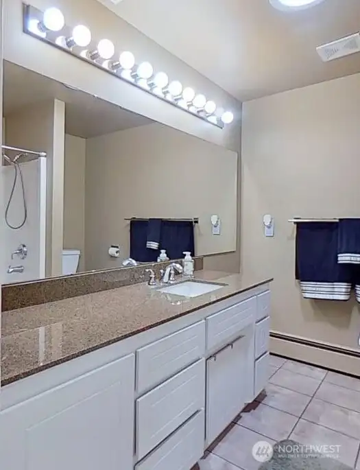 Full bath in hallway