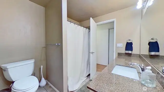 Full bath in hallway