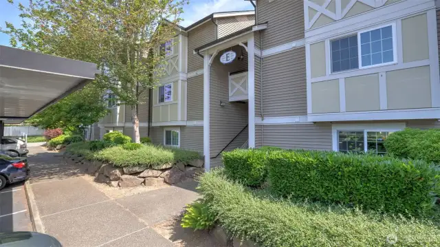 Welcome to this top-floor, corner-unit in the desirable & gated Connections community! You will love its bright & open layout w/vaulted ceilings & abundance of natural light. The spacious living room features a cozy fireplace & access to a private balcony—perfect for relaxing or entertaining. The updated kitchen boasts granite counters, SS appliances, ample cabinet space, and bar seating open to the dining rm. The generously sized bedroom offers a peaceful retreat w/a W/I closet & a remodeled full bath. Enjoy the convenience of in-unit laundry, covered parking & extra balcony storage. Located just minutes from Kent Station, Lake Meridian Park, shopping, dining, parks, schools & commuter routes, this condo blends comfort and convenience.