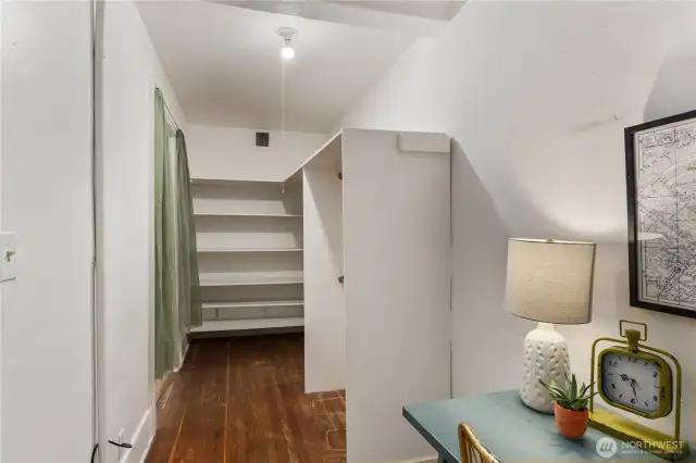 Huge walk-incloset and flex space. Can be walk in closet and an office