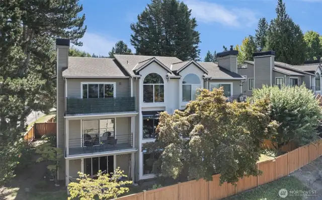 Welcome to Lakeview East Condominiums, a boutique community of 16 homes, centrally located in the Houghton neighborhood of Kirkland.