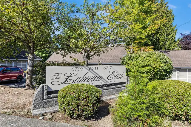 Lakeview East condominiums in Houghton, a small community with a large common grassy lawn to play or relax.