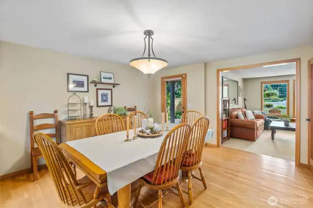 Formal dining room w/hardwood floor & built-ins