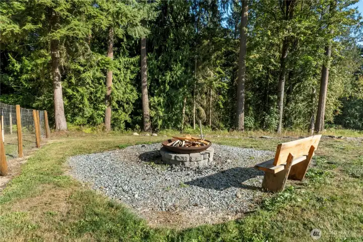 FIre pit area with built in bench