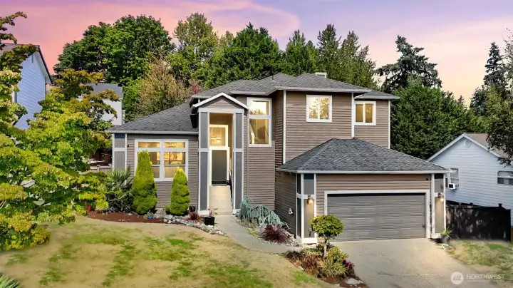Located in the coveted Finn Hill neighborhood. A welcoming front entry, located on a Cul-de-sac.