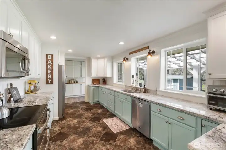 Great custom kitchen with granite counters and all appliances stay