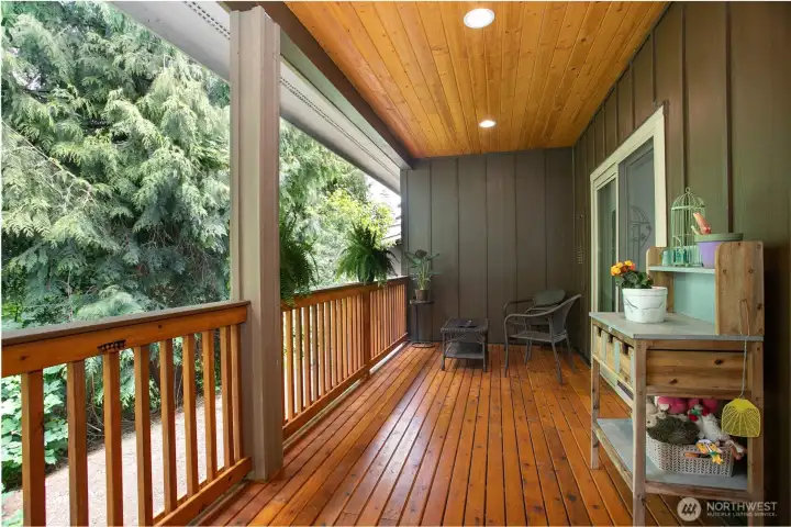 Peaceful & private treed views