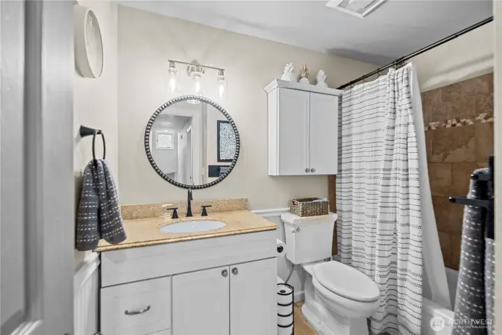 Upstairs Full Bathroom