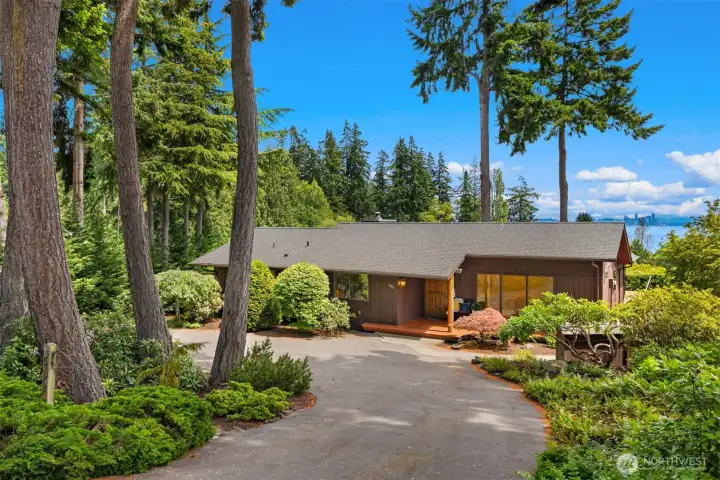 Welcome home to desirable Murden Cove!